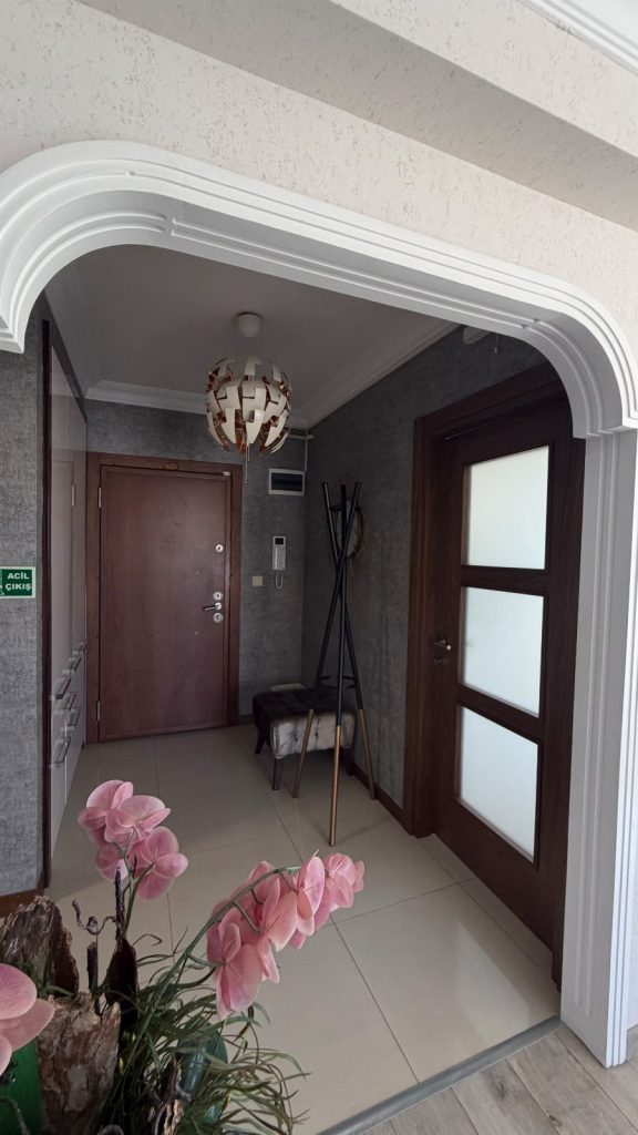 Klinik giriş holü ve bekleme alanına geçiş