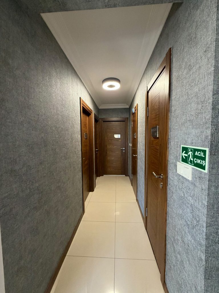 Muayene odalarına açılan klinik koridoru