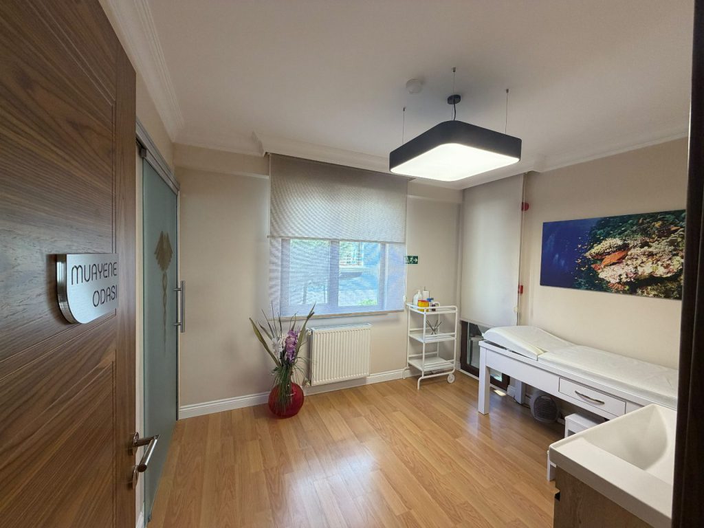 Klinik muayene odası ve muayene masası